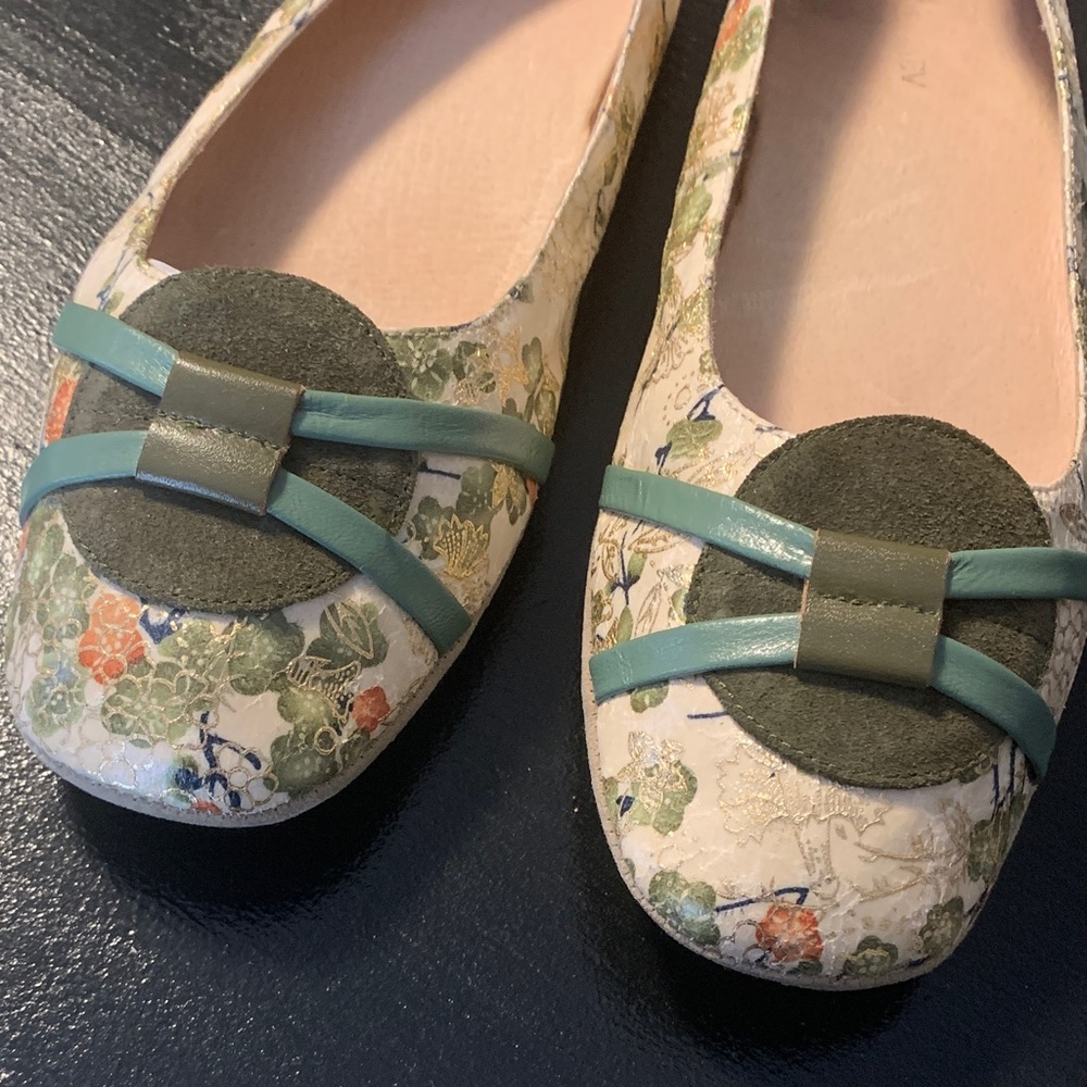 Bernie Mev- Floral Ballet Flats with Green Accents - Picture 3 of 8